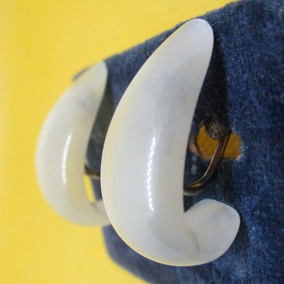 RICHELIEU STERLING SILVER Earrings Richelieu Blue Moonglow1/2 Hoop Screw Back - Picture 3 of 15